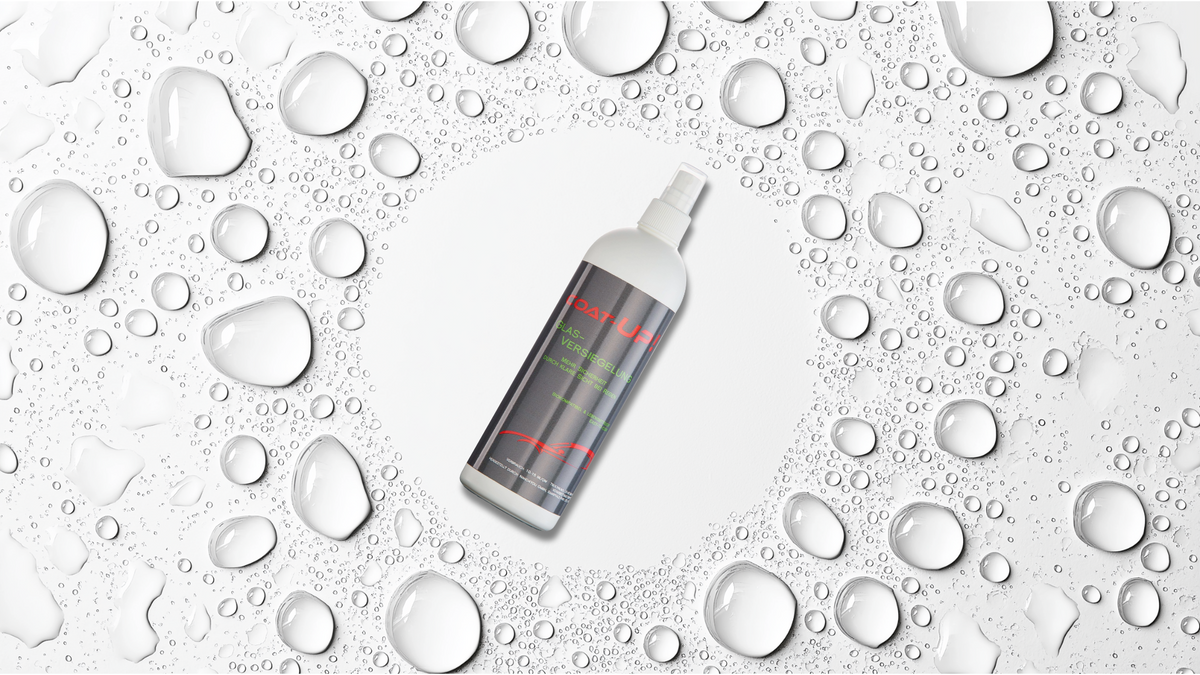 Coat-Up Impr�gnierspray, umgeben von abperlenden Wassertropfen